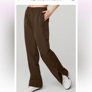 Alo yoga legend snap pant in espresso